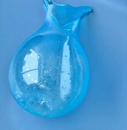 Blå mundblæst glasvase fra Bornholm, interiør til hjemmet, bund