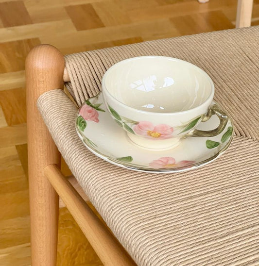 Blomstrede håndmalede kopper, smuk og unik borddækning