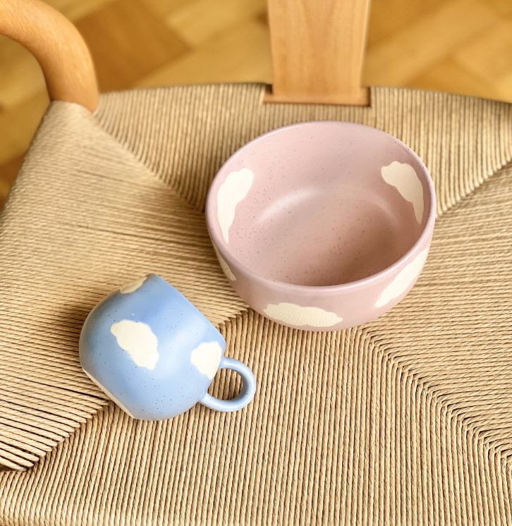 Håndlavet keramik skål i lyserød med sky print, designet og formet af Egg Back Home