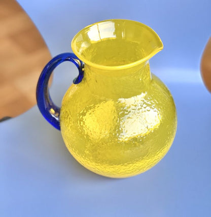 Vintage gul glaskande, farverig borddækning
